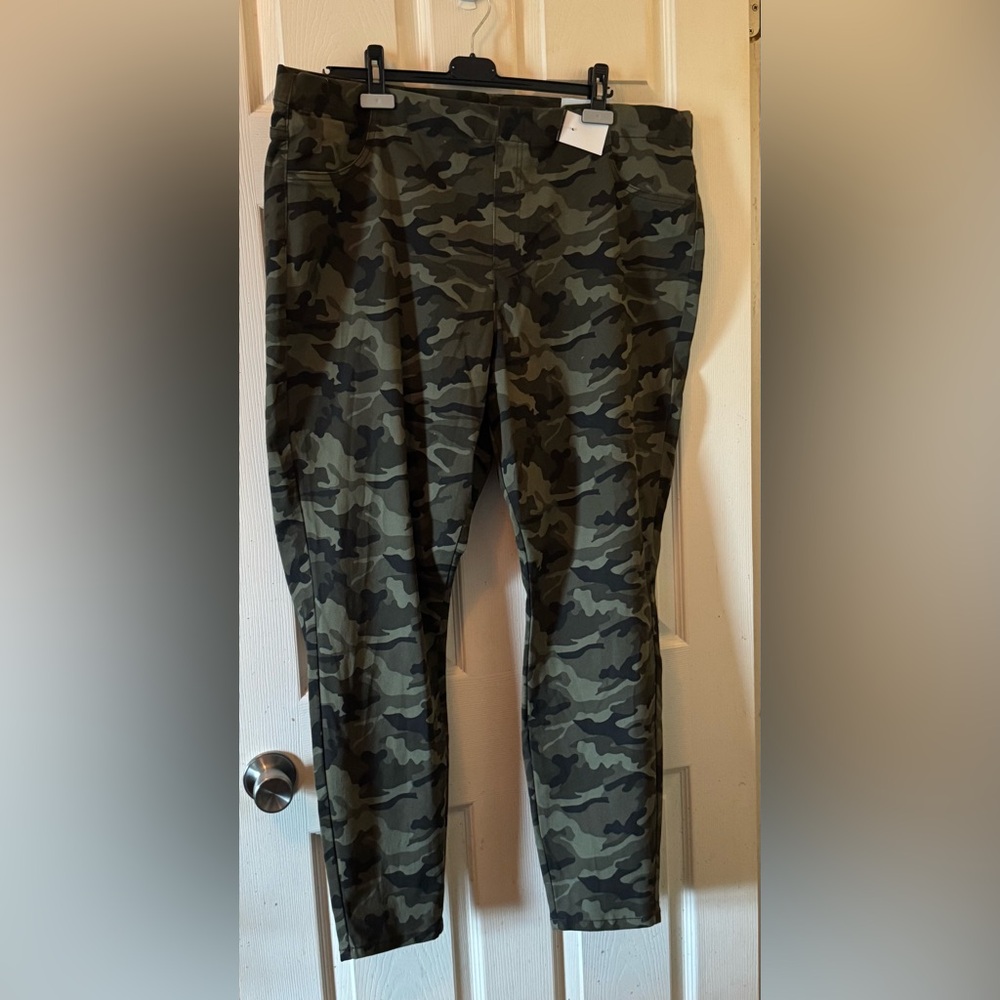 Camouflage Print Jeggings NWT